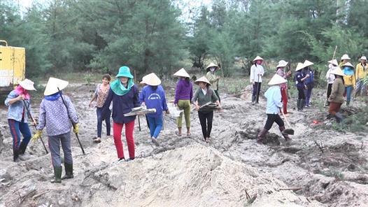 Vĩnh Thái: Hội Phụ nữ ra quân vệ sinh môi trường